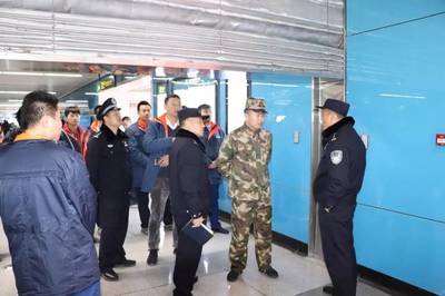 青島軌道交通消防大隊深入地鐵各站點開展夜間錯時檢查